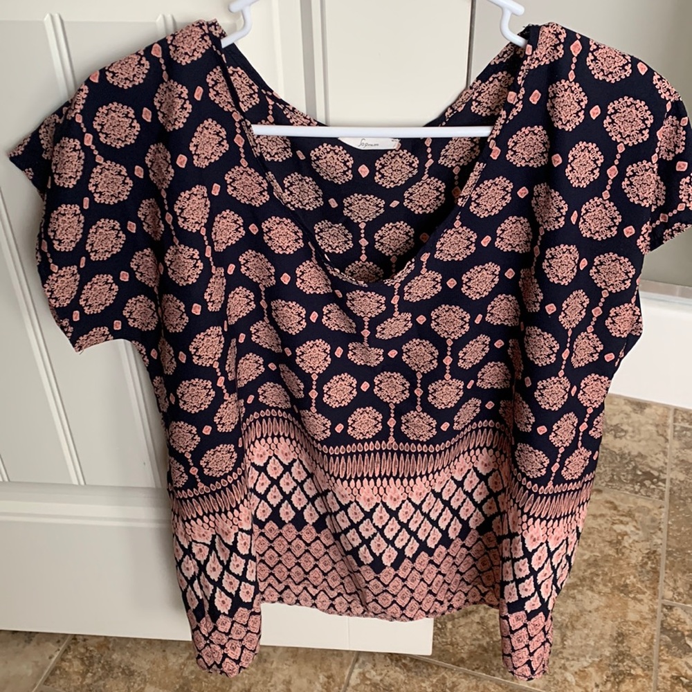 Short sleeve patterned dress top.